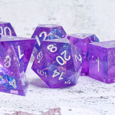 O RPG roxo translúcido da resina corta prático para o jogo Tabletop