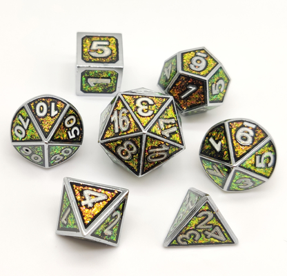 Os dados feitos a mão do RPG ajustaram bordas que afiadas puras o ouro chapeou de superfície