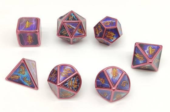 Os dados poliédricos cinzelados mão do metal 7 partes ajustaram-se para o RPG Tabletop