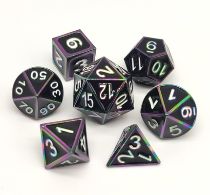 A mão lustrou bens ajustados dos dados pretos do RPG para Shadowrun e descobridor