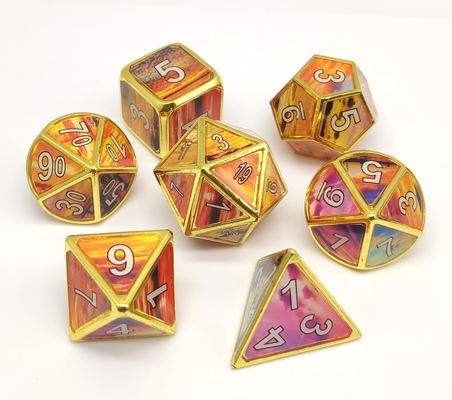 A mão de bronze multicolorido do grupo dos dados do RPG cinzelou para Dungeon e dragões