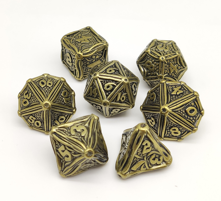 O ouro chapeou metal ajustado dos dados de superfície do RPG poliédrico para o martelo e o Yahtzee