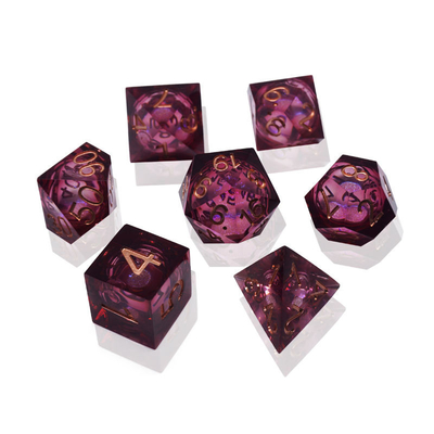 Os bens de derramamento dos dados do RPG da resina da mão afiados afiaram para Shadowrun