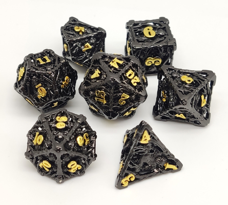 A mão prática do grupo dos dados do RPG do metal lustrou para o jogo de DND e de MTG