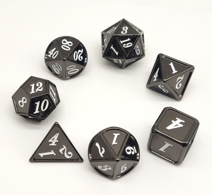 A mão cinzelou o RPG preto do metal corta resistente para o Dungeon e o dragão