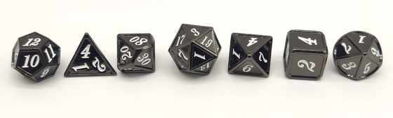 A mão cinzelou o RPG preto do metal corta resistente para o Dungeon e o dragão