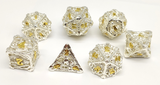 A mão portátil derramou o grupo minúsculo dos dados, metal chapeado ouro Mini Dice