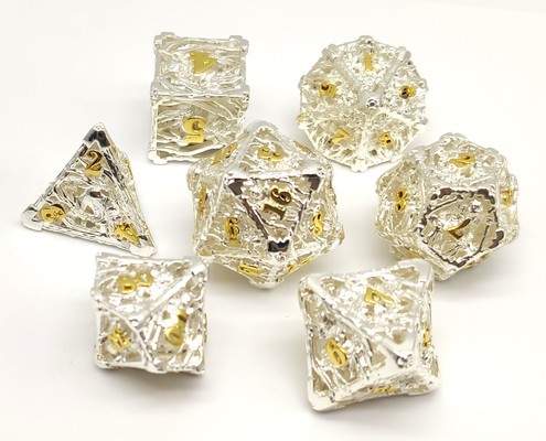 A mão portátil derramou o grupo minúsculo dos dados, metal chapeado ouro Mini Dice