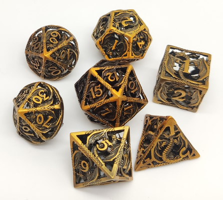 A mão que derrama dados poliédricos duráveis de DND, veste - dados resistentes do RPG da precisão
