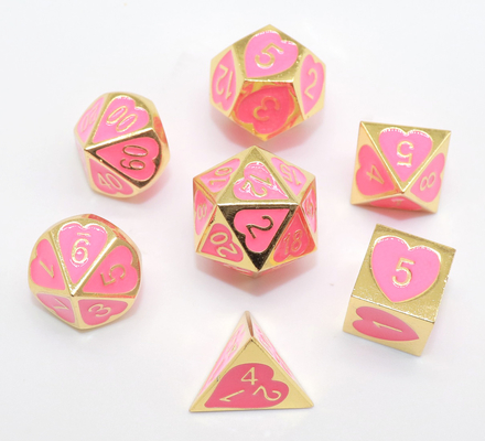 Os dados cor-de-rosa portáteis inodoros do metal, mão cinzelaram o papel que joga dados