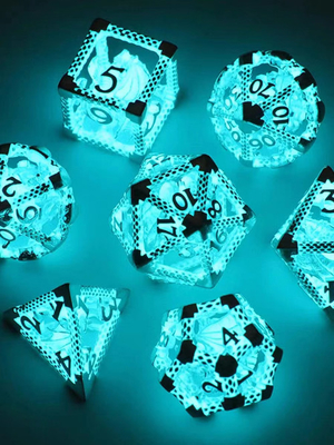 Os dados do RPG DND do divertimento ajustaram Dungeon e dragões luminosos conduzidos transparentes dos dados