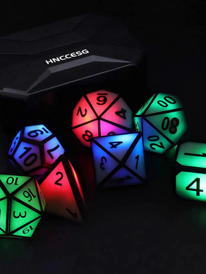 Os dados do metal DND ajustaram dados da resina da borda afiada conduziram dados luminosos