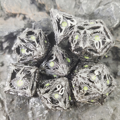 A mão lixou os dados de múltiplos propósitos práticos antiusura DND do RPG da precisão