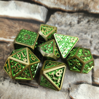 A mão derramou grupos coloridos afiados pequenos portáteis dos dados do metal do cartão de tarô