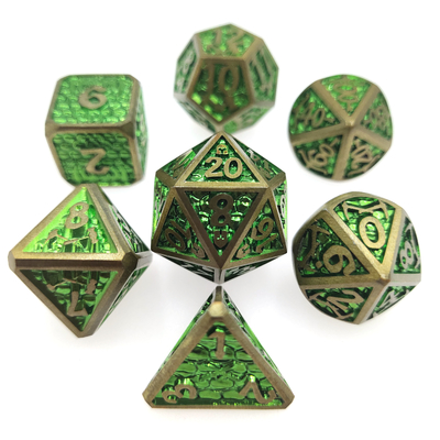 A mão derramou grupos coloridos afiados pequenos portáteis dos dados do metal do cartão de tarô