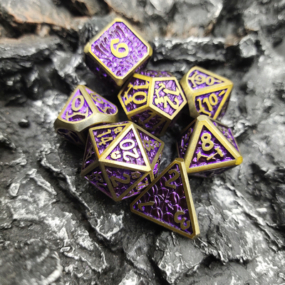 Os dados de pouco peso inodoros do metal de Dnd ajustaram a prata arroxeado do jogo de cartas poliédrico do jogo
