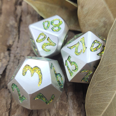 Os dados poliédricos lustraram mini afiado feito a mão do metal luxuoso DND