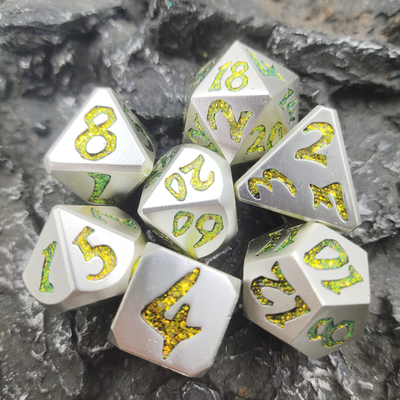 Os dados poliédricos lustraram mini afiado feito a mão do metal luxuoso DND