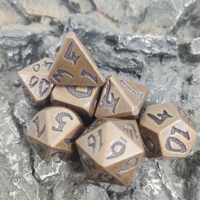 O grupo poliédrico de bronze dos dados do RPG da multi cor do jogo de mesa de DND veste os grupos de cobre dos dados