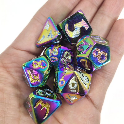 A mão de superfície do jogo de cartas cinzelou a resina que a personalização poliédrica da cor dos dados corta consideravelmente grupos