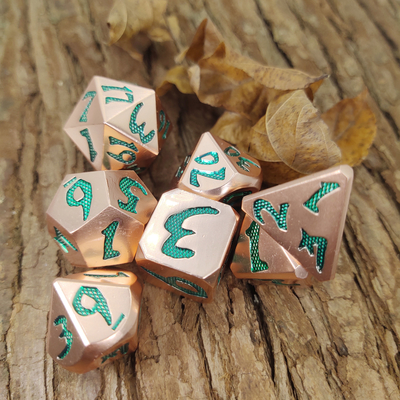 Os dados agradáveis do vintage prático poliédrico de cobre verde dos dados do metal ajustaram-se para bordas afiadas puras do jogo de DND