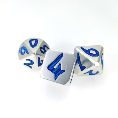 A mão cinzelou DND com a caixa de presente excelente que empacota grupos poliédricos de prata azuis dos dados para o jogo do Rpg