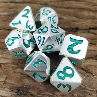 Os dados da resina da borda afiada ajustaram o metal para o Dungeon e o Dragon Hand Pouring Polyhedral