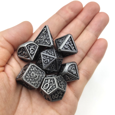 Os dados enchidos líquidos duráveis antiusura dos jogos Tabletop ajustaram o fulgor nos dados escuros