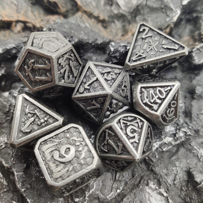 Os dados enchidos líquidos duráveis antiusura dos jogos Tabletop ajustaram o fulgor nos dados escuros