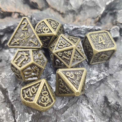O Rpg do cartão de jogo de mesa corta dados originais de pouco peso do metal ajustou Cuprum