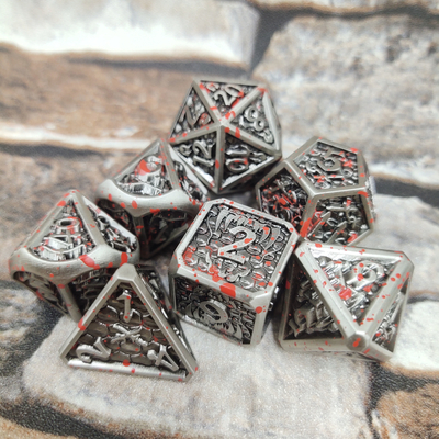 Conjunto de dados poliédricos de metal feitos à mão para jogos de RPG prata e preto