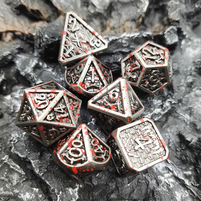 Conjunto de dados poliédricos de metal feitos à mão para jogos de RPG prata e preto
