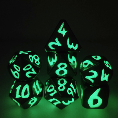 Os dados Nontoxic do jogo do Rpg ajustaram o manual prático poliédrico que mói dados minúsculos