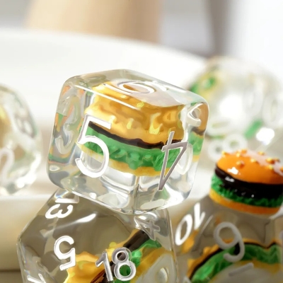 Conjunto de dados DND poliédrico personalizado para jogos de hambúrguer