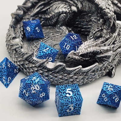 Desenho de dados metálicos de labirinto oco DND Krusu's Call RPG Multifacetado