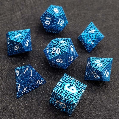 Desenho de dados metálicos de labirinto oco DND Krusu's Call RPG Multifacetado