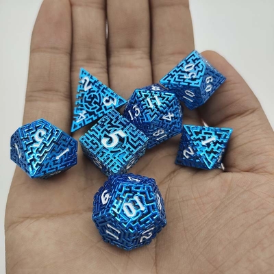 Desenho de dados metálicos de labirinto oco DND Krusu's Call RPG Multifacetado