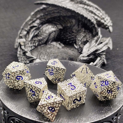 Desenho de dados metálicos de labirinto oco DND Krusu's Call RPG Multifacetado