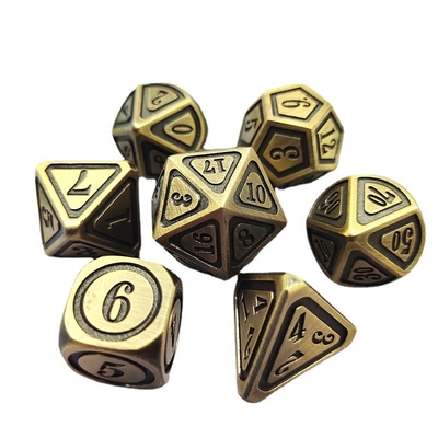 Antigo conjunto de dados de bronze em metal em quinta pessoa de jogos de cor dados de liga de terra