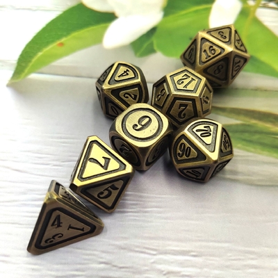 Antigo conjunto de dados de bronze em metal em quinta pessoa de jogos de cor dados de liga de terra