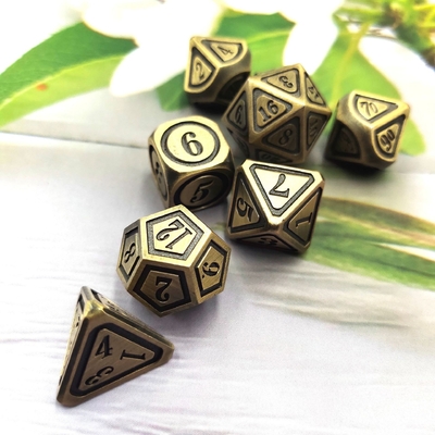 Antigo conjunto de dados de bronze em metal em quinta pessoa de jogos de cor dados de liga de terra