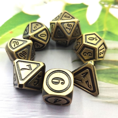 Antigo conjunto de dados de bronze em metal em quinta pessoa de jogos de cor dados de liga de terra