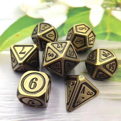Antigo conjunto de dados de bronze em metal em quinta pessoa de jogos de cor dados de liga de terra