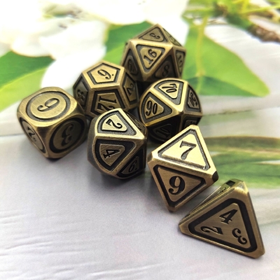 Antigo conjunto de dados de bronze em metal em quinta pessoa de jogos de cor dados de liga de terra