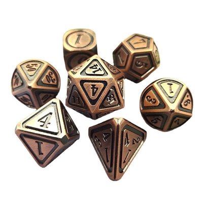 Antigo conjunto de dados de bronze em metal em quinta pessoa de jogos de cor dados de liga de terra