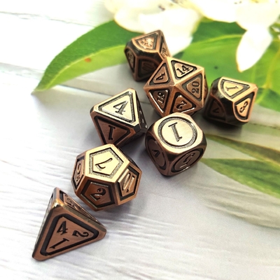 Antigo conjunto de dados de bronze em metal em quinta pessoa de jogos de cor dados de liga de terra