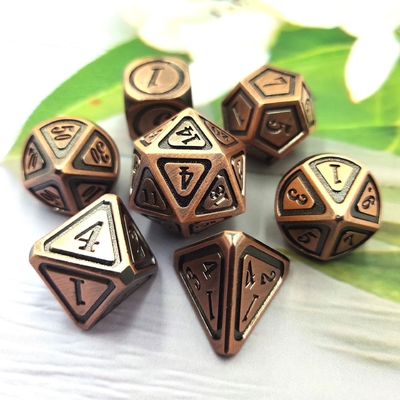 Antigo conjunto de dados de bronze em metal em quinta pessoa de jogos de cor dados de liga de terra