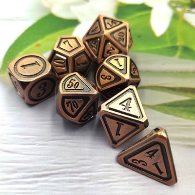 Antigo conjunto de dados de bronze em metal em quinta pessoa de jogos de cor dados de liga de terra