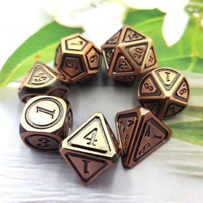 Antigo conjunto de dados de bronze em metal em quinta pessoa de jogos de cor dados de liga de terra