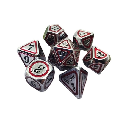 Antigo conjunto de dados de bronze em metal em quinta pessoa de jogos de cor dados de liga de terra